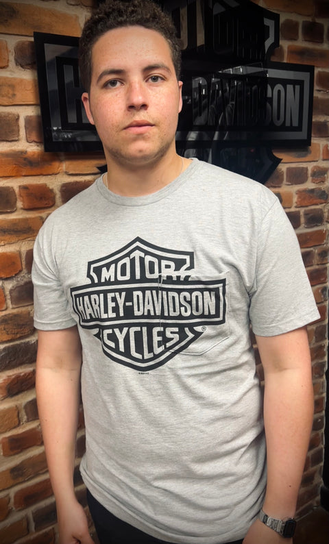 T-shirt authentique de concessionnaire Harley-Davidson® de Leeds « Bar &amp; Shield Pocket » 40291556