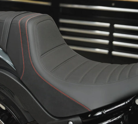 Harley-Davidson 52000789 Switchback Seat – Red Stitch