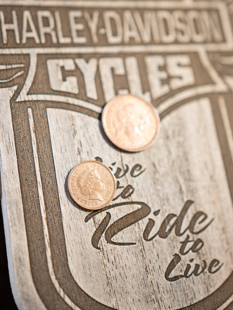 Décapsuleur magnétique en bois Harley-Davidson® Winged Bar &amp; Shield HDL-18570